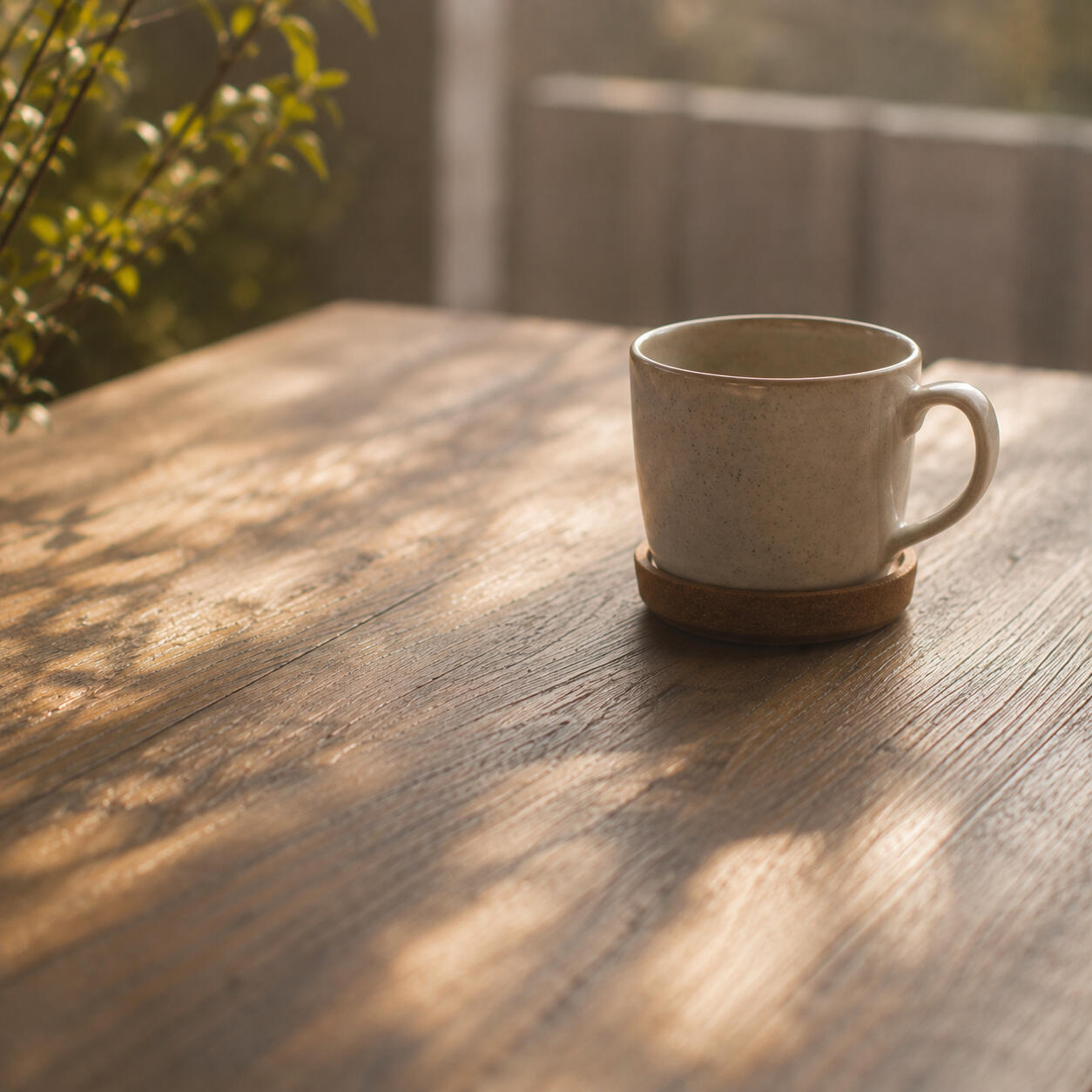 Prendre soin de soi Table en bois avec une tasse